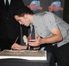 Thumb_pattinson_appearances_planethollywoodhandprint08_65