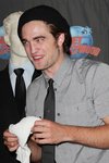 Thumb_pattinson_appearances_planethollywoodhandprint08_66