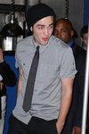 Thumb_pattinson_appearances_planethollywoodhandprint08_68