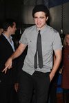 Thumb_pattinson_appearances_planethollywoodhandprint08_69