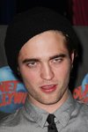 Thumb_pattinson_appearances_planethollywoodhandprint08_72