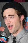 Thumb_pattinson_appearances_planethollywoodhandprint08_74
