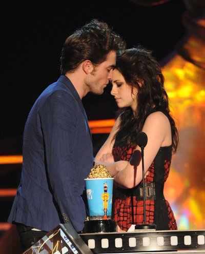 Normal_pattinson_appearances_mtvmovieawards09_010