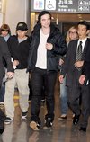 Thumb_pattinson_appearances_naritaairportjapan_01