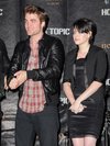 Thumb_pattinson_appearances_newmooncasttourhollywood_001