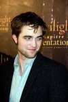 Thumb_pattinson_appearances_newmoonphotocallparis09_01