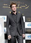 Thumb_pattinson_appearances_newmeenpressconferencetokyo09_01
