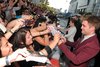 Thumb_pattinson_apperances_eclipsepremierela_032