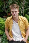 Thumb_pattinson_appearances_eclipsepressconf_01