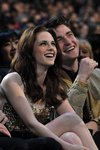 Thumb_pattinson_apperances_peopleschoice_2011_042