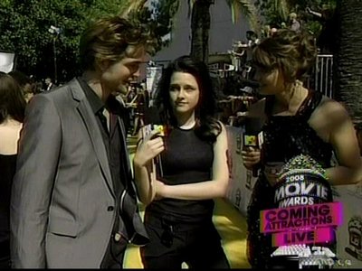 Normal_pattinson_interviews_mtvmovieawards08_009