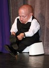 Thumb_troyer_appearances_imaginariumofdoctorparnassusprem_17