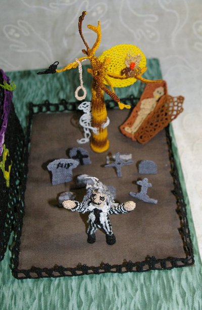 Normal_halloweendeathdaypartycontest_october2009_graveyard_hauntedhouse_battatter