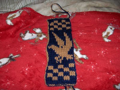 Normal_knitting_bookmarksbuttonsnmagnets_ravenbookmark_goonie56