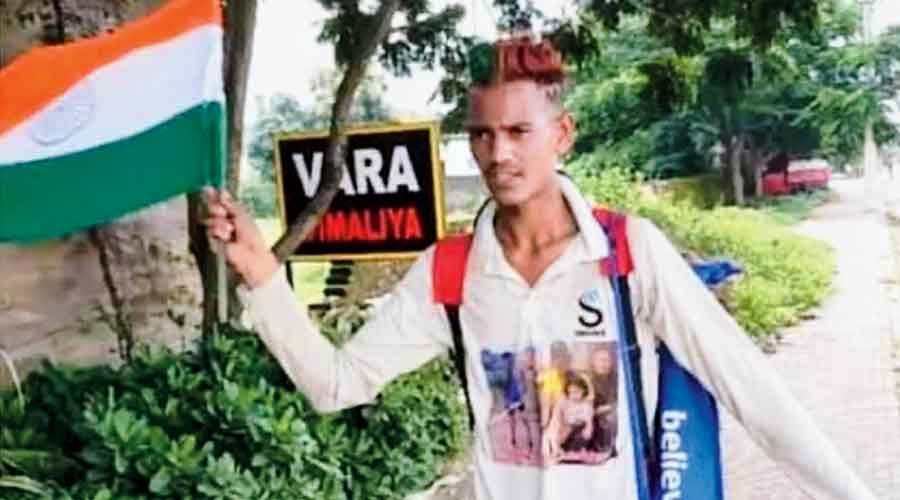 Cricket fan walks 1,400 km across India to meet M.S. Dhoni