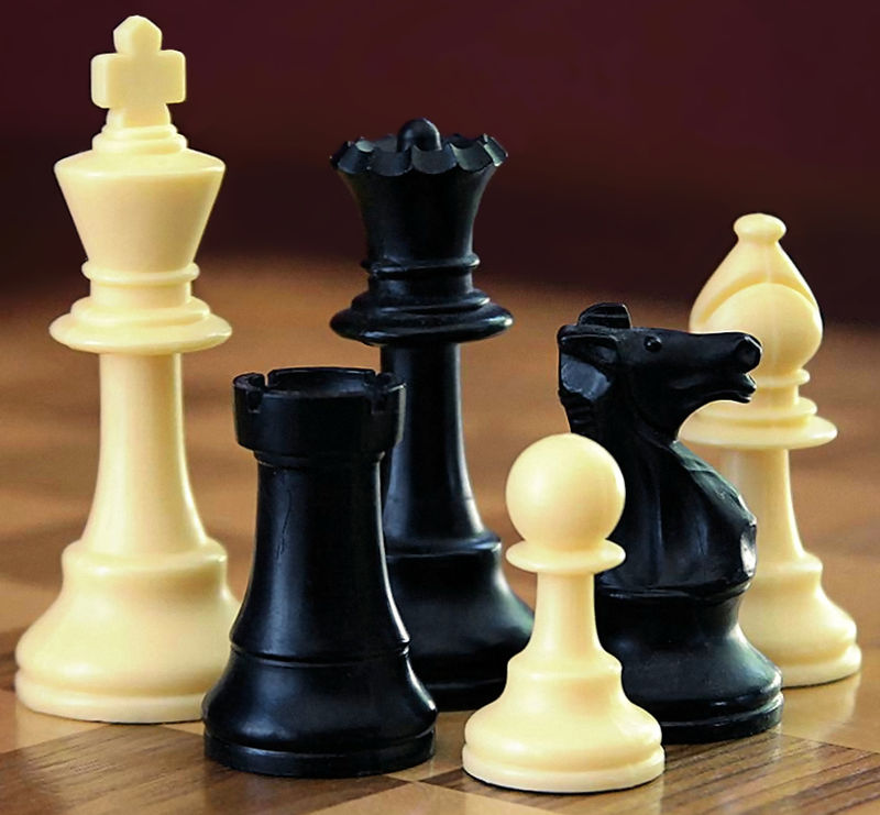 https://upload.wikimedia.org/wikipedia/commons/thumb/6/6f/ChessSet.jpg/800px-ChessSet.jpg