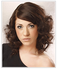 Model with natural curls