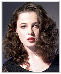 Model with natural curls