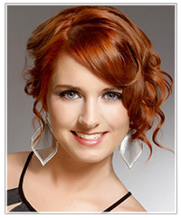 Model with wavy upstyle