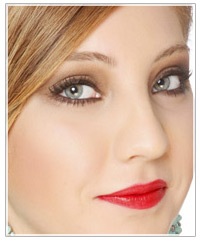 Click here to try on this hairstyle Model with a brown smokey eye