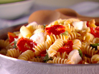Ei1115_fuzilli-with-tomato-sauce_lg_medium