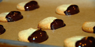 Black_and_white_cookies_medium
