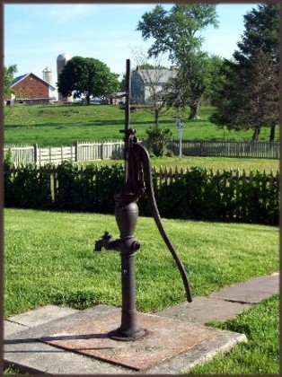 Old_water_pump_medium
