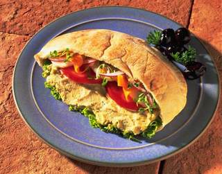 Hummus_pita_medium