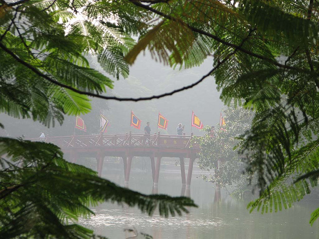 Lake Hoan Kiem, Vietnam Lake Hoan Kiem, Vietnam