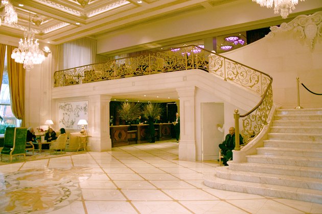 Plaza_lobby_midsize