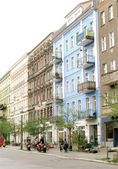 Wall_between_property_midsize