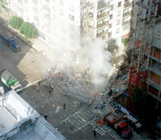 Selling_at_crane_collapse_midsize