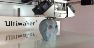 impresion-3d-capa-a-capa Superposición de material PLA plateado, para construir una calavera.