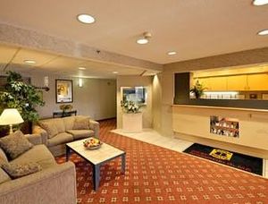 Super 8 Motel - West Springfield/Route 5::Hotels.com