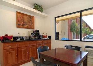 Rodeway Inn & Suites::Travelocity.com