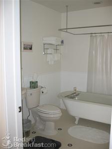 Fog's End::BedAndBreakfast.com