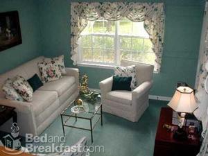 Ivy Cottage on the Piankatank River::BedAndBreakfast.com