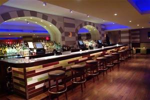 Web-hotel_giraffe_93439_5_08012007_0808385905_500