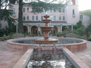 Web-3141426-entrance_to_the_sonona_mission_inn-sonoma