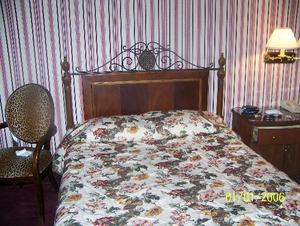 Web-3495851-the_bed_in_our_hotel_room-jean