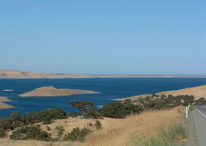 Web-800px-san_luis_reservoir_1