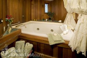 Sandlake Country Inn::BedAndBreakfast.com
