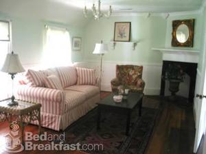 The Little White House Bed and Breakfast::BedAndBreakfast.com