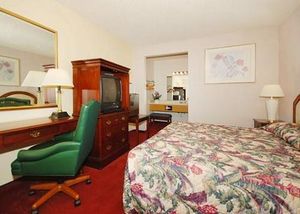 Econo Lodge Inn And Suites::Travelocity.com