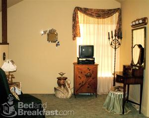 Bauers' Gilded Nest::BedAndBreakfast.com