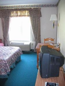 Web-2987910-country_inn_decorah-decorah
