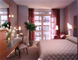 Web-hotel_giraffe_93439_3_08012007_0808371842_500