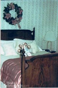 Holly House by the Canal::BedAndBreakfast.com