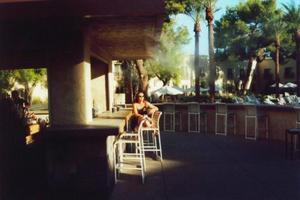 Web-2935032-relinde_sitting_in_a_spray_at_the_bar-scottsdale