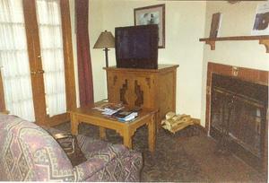 Web-3271738-cozy_sitting_room_and_fireplace-santa_fe